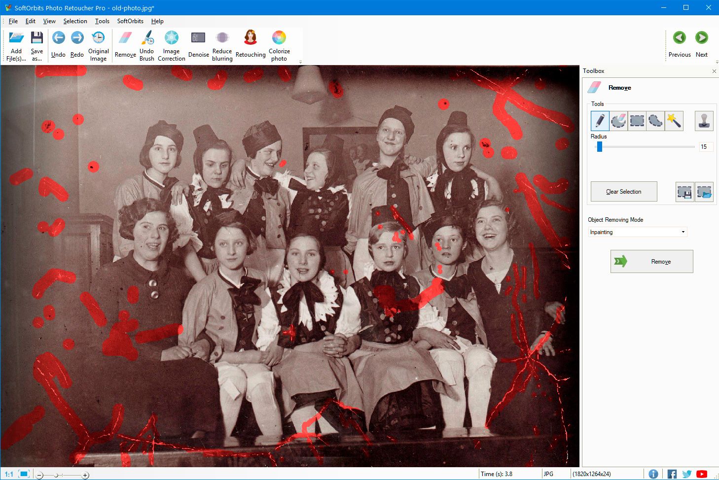 Select the damaged area on the old photo in the Photo Retoucher program..