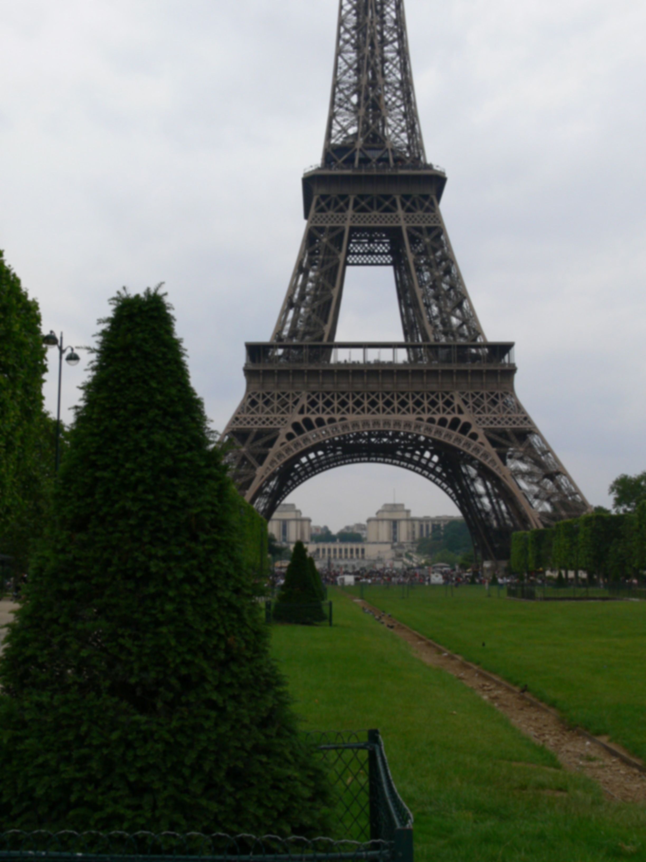 Elmosódott fénykép az Eiffel-toronnyal..