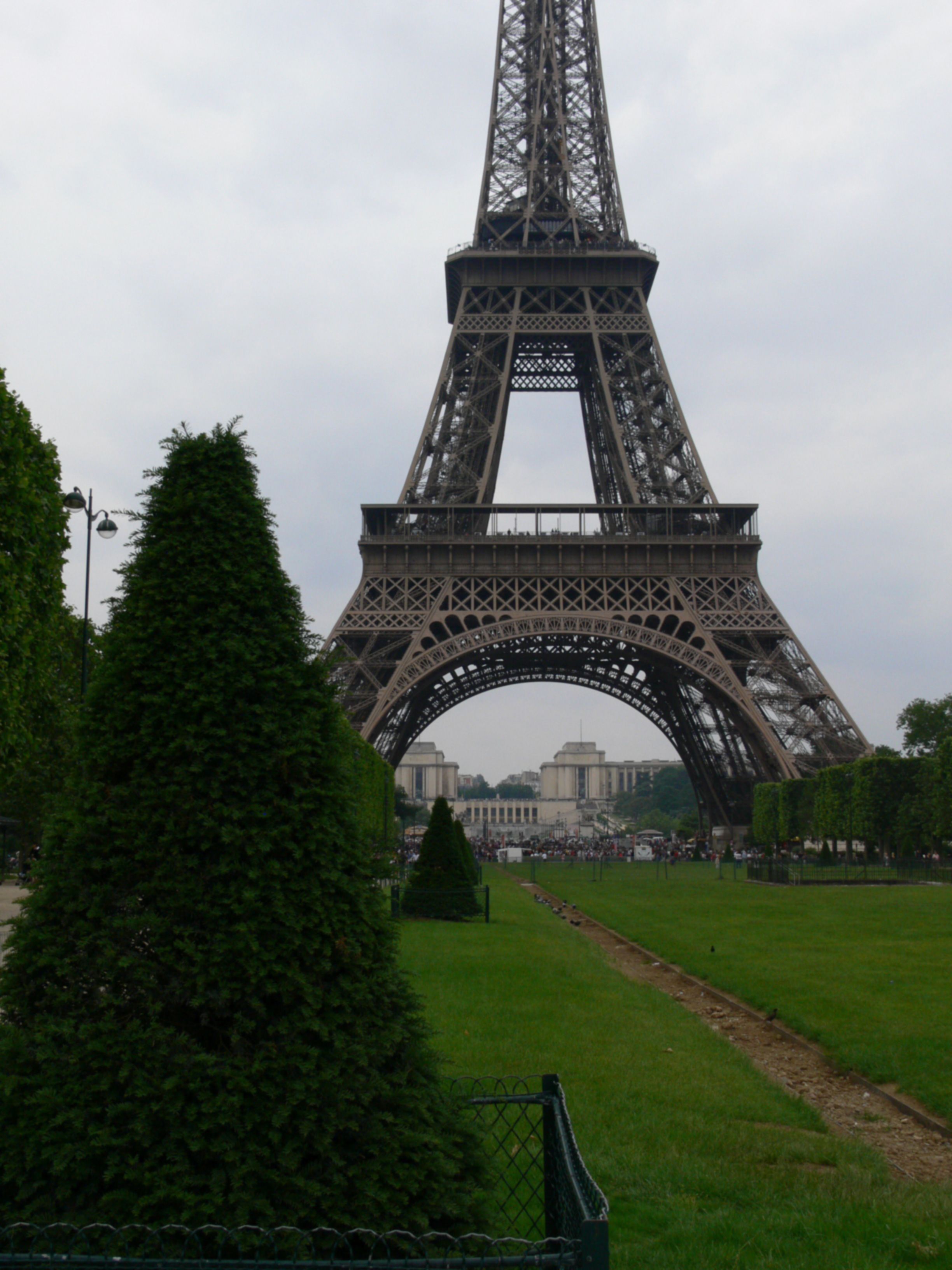 Elmosódott fénykép javítása az Eiffel-toronnyal..