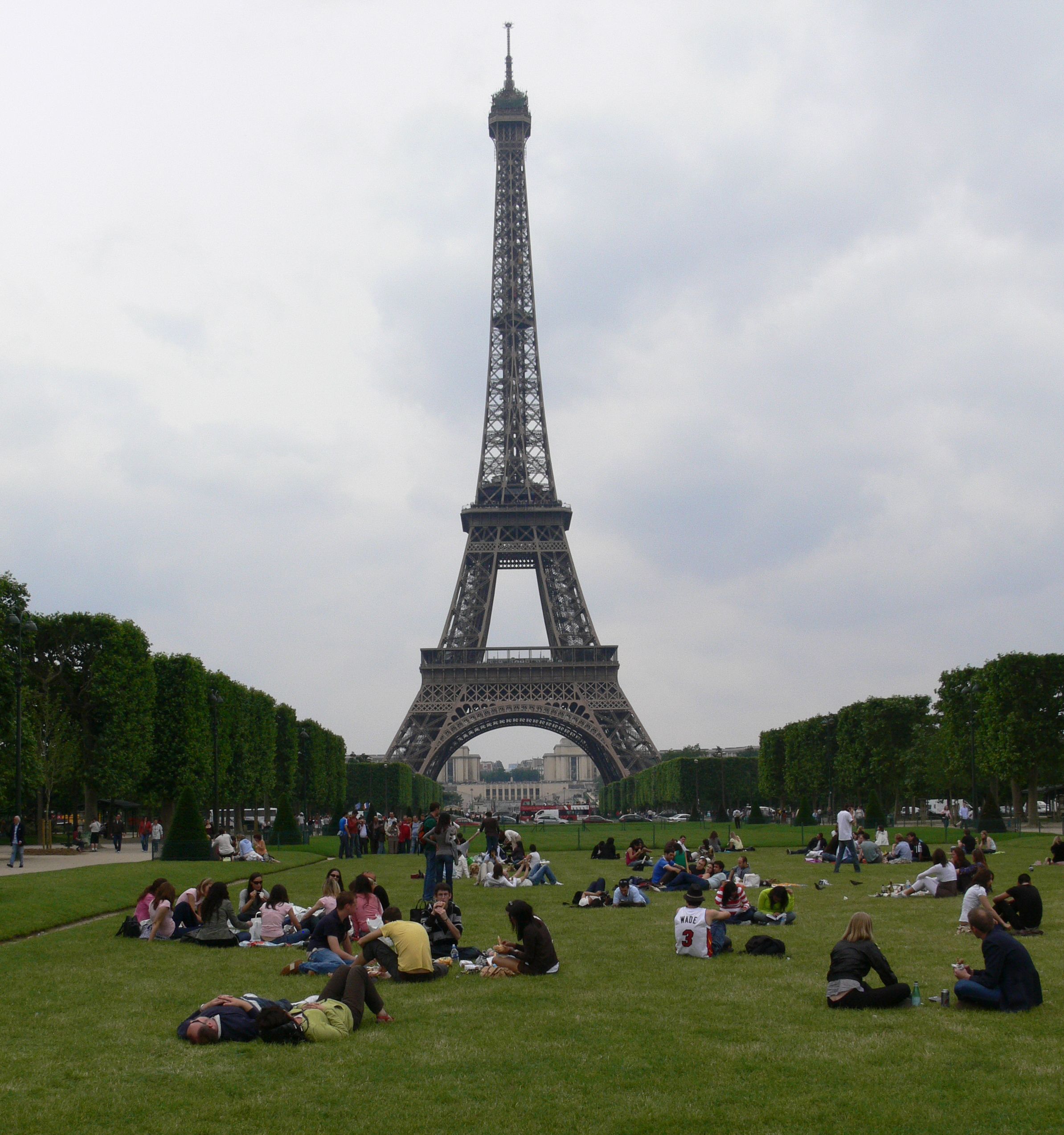 Emberek az Eiffel-torony fotóján..