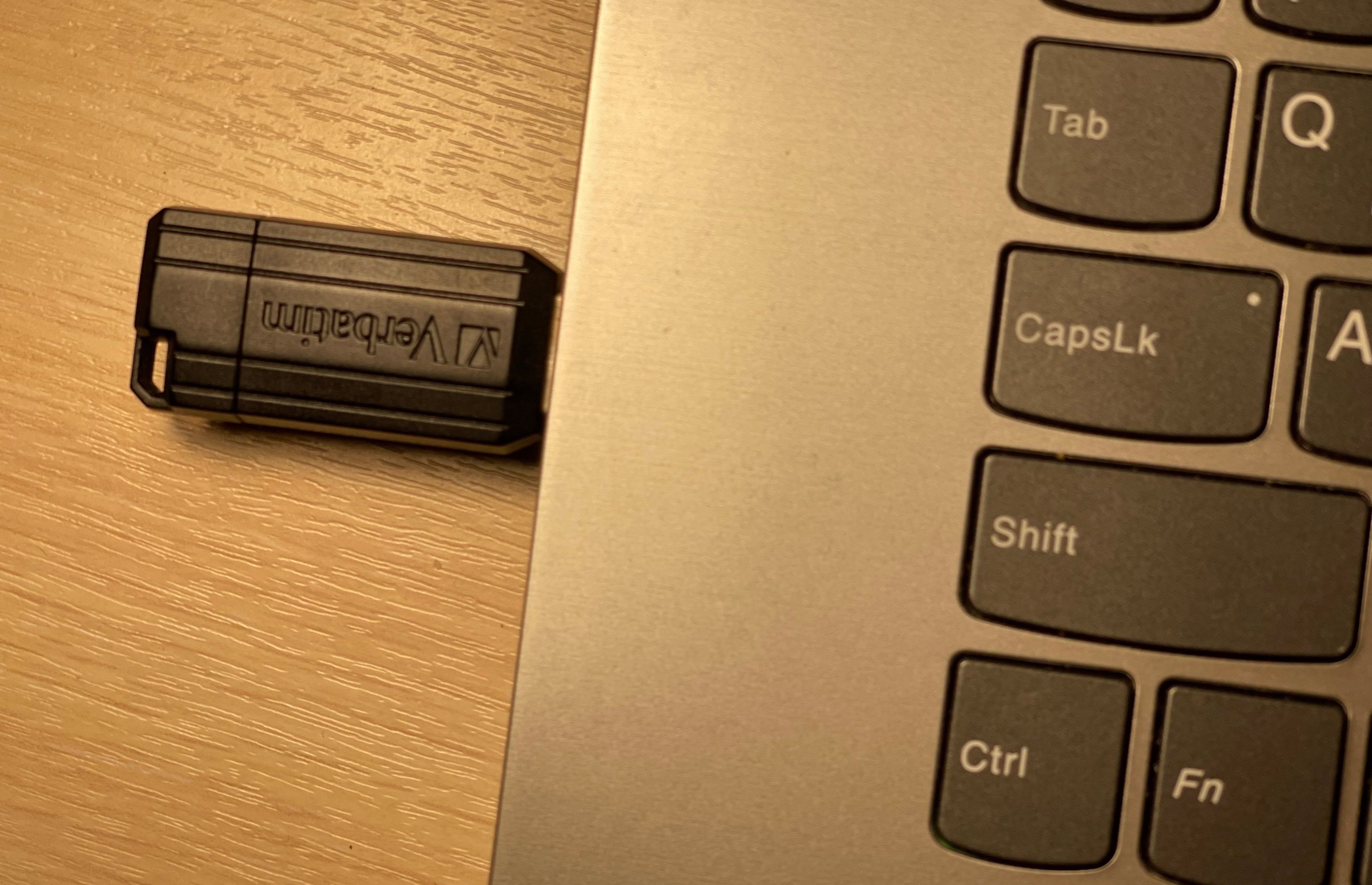 Csatlakoztassa az USB meghajtót a visszaállításhoz..